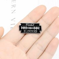 En gros : Pins en métal à thème dessin animé, Broches en alliage créatives Peaky Blinders, Badges en émail mignons, Badges de revers personnalisés en forme de lame de rasoir