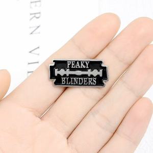 En gros : Pins en métal à thème dessin animé, Broches en alliage créatives <span class=keywords><strong>Peaky</strong></span> <span class=keywords><strong>Blinders</strong></span>, Badges en émail mignons, Badges de revers personnalisés en forme de lame de rasoir - Product Image 4