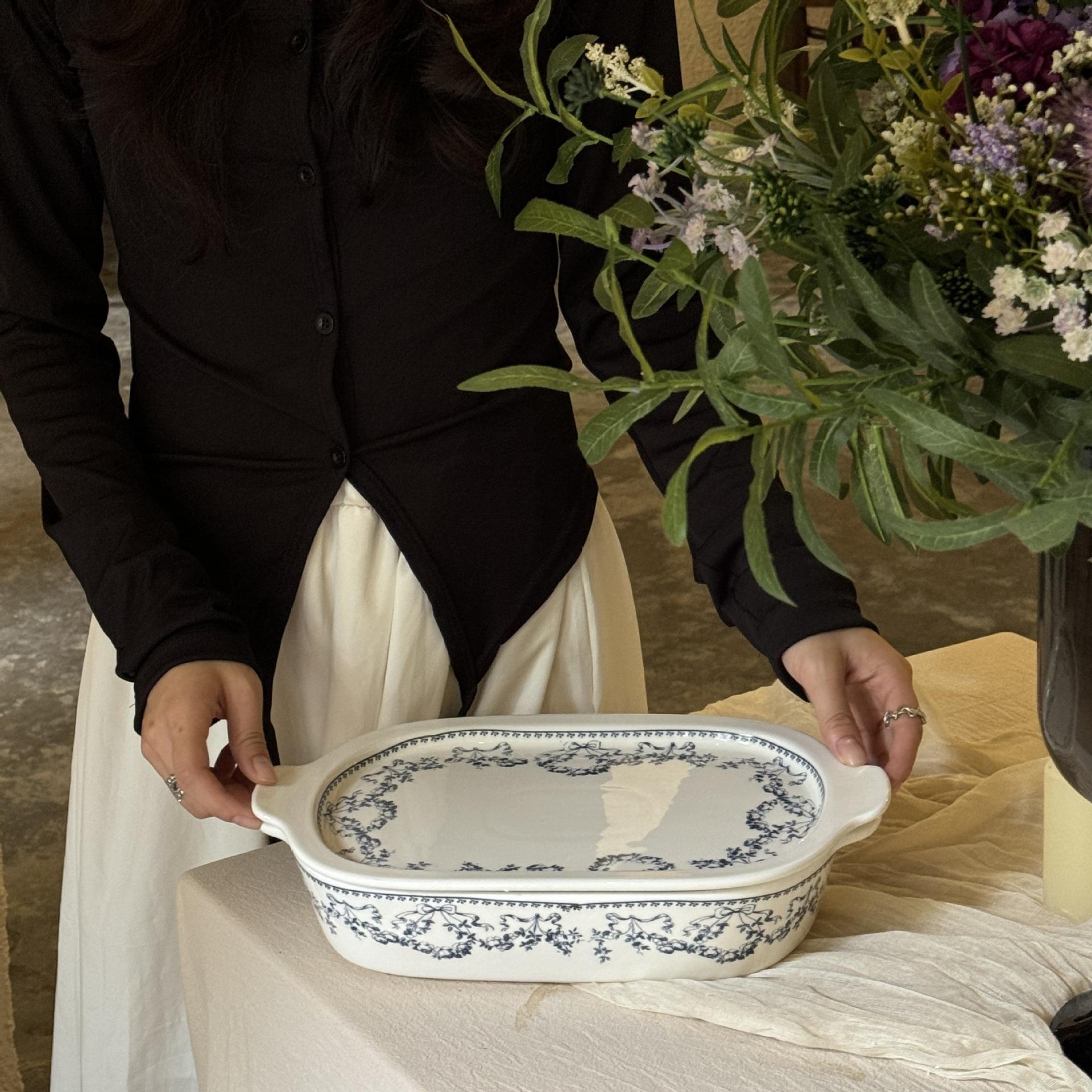 A blue bow baking tray with a lid