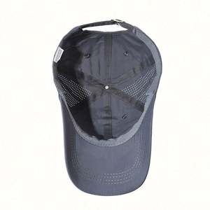 Gorra Deportiva Personalizada con su Logotipo, 6 Paneles, 100% Poliéster, con Orificios Cortados a Láser, Letras y Logotipo Bordados - Product Image 5