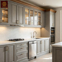 Ensembles complets d'armoires de cuisine classiques de style américain gris clair, en bois massif, avec placard et armoire de rangement en bois.