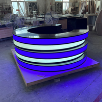 Bureau de studio de diffusion de nouvelles de forme ronde incurvée, écran LED, émissions télévisées, bureau de réception noir
