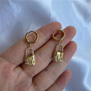 नए फैशनेबल कान की बाली जिक्रोन प्रशस्त ताला हार और कान की बाली शरद ऋतु सर्दियों के गहने 18K पीवीडी सोना मढ़वाया लक्जरी कान की बाली महिलाओं के एन/एक - Product Image 6