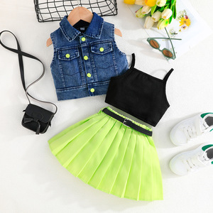 Nouvel ensemble quatre pièces tendance pour fille : débardeur, culotte à bretelles, jupe plissée verte et ceinture - Product Image 2