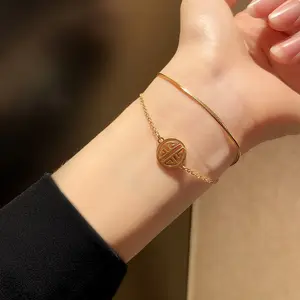 Pulsera de marca Xiaofu de persona roja fina chapada en oro de acero de titanio de doble capa con colgante circular minimalista de carácter afortunado