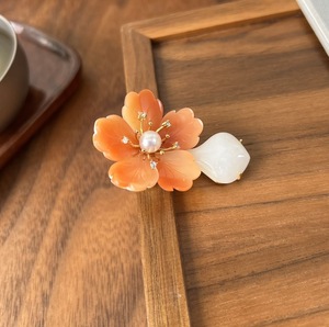 Broche fleur de pêcher chinoise avec goutte de jade Hetian, incrustation de perle d'eau douce et de zircon en or 18 carats, style vintage pour femme - Product Image 3