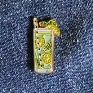 Personalizado colorido Metal bebidas esmalte elegante cóctel helado espumoso jugo de limón hoja de menta esmalte fiesta de noche <span class=keywords><strong>Pub</strong></span> Bar Pin - Product Image 2