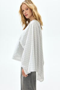 Haut <span class=keywords><strong>de</strong></span> maternité asymétrique en seersucker avec détails cape, col rond et manches longues boutonnées - Product Image 4
