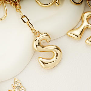 Llavero de metal con letras y mariposas Uionen, accesorio colgante para bolso - Product Image 3