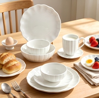 Service d'assiettes en porcelaine, style occidental, couleur unie avec incrustation dorée, compatible micro-ondes