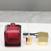 Flacon de parfum carré en verre de luxe 50 ml, portable, rechargeable, vide, avec atomiseur et capuchon doré