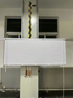 Stores vénitiens horizontaux modernes avec moteur électrique, en PVC, installation latérale, occultant à cordon de 1 pouce pour bureaux et hôtels