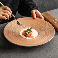 Assiette peu profonde en porcelaine à motif uni peinte à la main, style luxe léger haut de gamme, or rose, pour cuisine occidentale