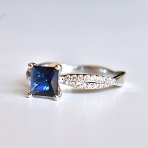 Anello a Onda Incrociata con Taglio Principessa Blu Reale per Donne, Elegante Gioiello da Dito alla Moda - Product Image 4