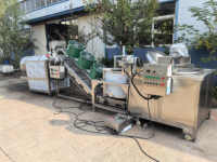 Friteuse à gaz électrique automatique pour mélanger et décharger les pois de cacahuètes Friteuse à frites et chips de pommes de terre