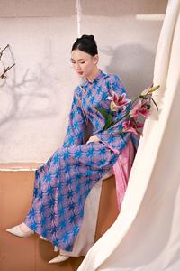 Robe Ao Dai vietnamienne réversible à 4 panneaux, silhouette A-Line / droite - Brocart rose, style élégant et doux |   KAD06 - Product Image 2
