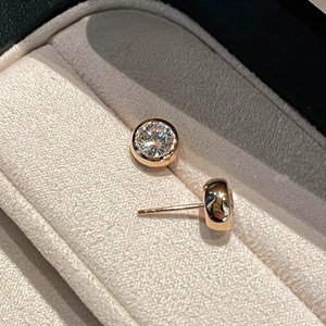 Boucles d'oreilles clous minimalistes en or rose 18 carats avec diamant de laboratoire rond serti clos, solitaires pour femme, usage quotidien - Product Image 1