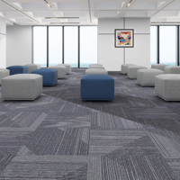 Dalles de moquette imprimées personnalisées 50x50cm, revêtement de sol modulaire pour l'image de marque des magasins de détail