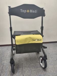 Andador Ligero Moderno con Aspecto de Fibra de Carbono y Aluminio - Plegable Compacto de 4 Ruedas para la Movilidad de Personas Mayores - Product Image 2