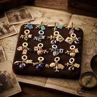 Ensemble de breloques tendance en forme de carte postale, tampon, avion, globe et valise pour la création de bijoux DIY, vente en gros