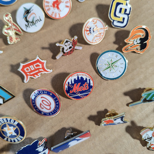 Épingles de revers en métal émaillé personnalisées pour équipes de baseball américaines, badges promotionnels pour clubs sportifs, épingles de collection pour chapeaux d'équipes de baseball - Product Image 1