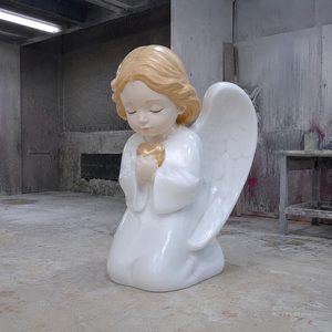 Sculpture en résine époxy émaillée éco-responsable Ange grandeur nature, en forme d'animal accroupi, avec motif crème glacée, pour usage extérieur - Product Image 2