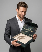 Boîte cadeau magnétique en marbre vert avec logo personnalisé, impression sur le couvercle intérieur et motif de branche de pin dorée pour l'emballage de cadeaux