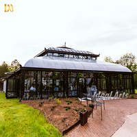 Orangerie en fer forgé de style victorien avec verrière, grand pavillon extérieur pour mariages, serre