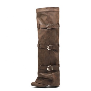 Bottes hautes pour femmes avec boucles de ceinture superposées, styles personnalisés, talons épais, en daim souple plissé - Product Image 1