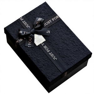 Caja de Regalo Rectangular Negra de Cartón con Lino de Lujo Personalizada - Product Image 1