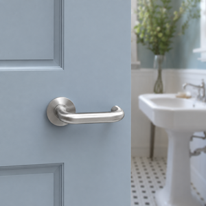 Poignée de porte tubulaire en forme de L en acier inoxydable brossé moderne, avec rosette ronde de 140 mm pour chambre et bureau - Product Image 1