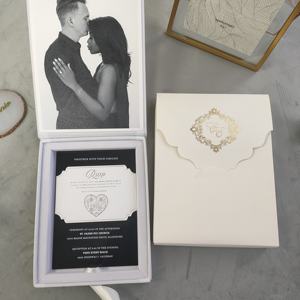 Invitación de Boda Personalizada con Monograma y Foto en Caja con Elegante Tarjeta de Acrílico Negro y Tarjeta RSVP con Papel Plateado, Juego de Invitaciones de Matrimonio - Product Image 4