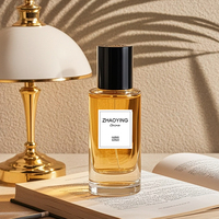 Bouteille de parfum en verre vide de luxe de 50ml avec bouchon de pompe et pulvérisateur à pompe La conception personnalisable unique comprend une boîte