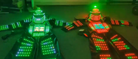 Nouveautés : Ensemble de costumes de cosplay Predator robot LED de haute qualité pour performance sur échasses, idéal pour fêtes d'anniversaire, boîtes de nuit et spectacles sur scène