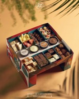 Boîte à compartiments personnalisée pour pâtisseries arabes du Ramadan avec couvercle convertible et plateau de service intégré pour table