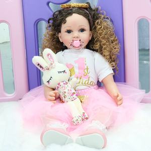 Peluche Reborn de 24 pouces, poupée de grande taille peinte avec cheveux bouclés, cadeau de Noël parfait pour les enfants - Product Image 1