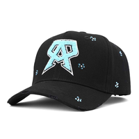 Gorra de béisbol snapback de algodón común de 6 paneles, estilo twill desgastado, con patrón de letras bordadas y logotipo de toalla con pedrería.