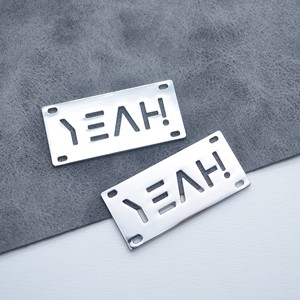 <span class=keywords><strong>2025</strong></span> Nhà Máy Bán Buôn Biểu Tượng Tùy Chỉnh Tư Nhân Nhãn Hàng May Mặc Tấm Quần Áo Thẻ May Nhãn In Kim Loại Giày Mạ Tag OEM - Product Image 2