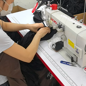 חולצת טי לגברים בגזרה רחבה עם כתפיים נמוכות, 100% כותנה 230 גרם, עם רקמה של לוגו והדפס דיגיטלי בהתאמה אישית - Product Image 5