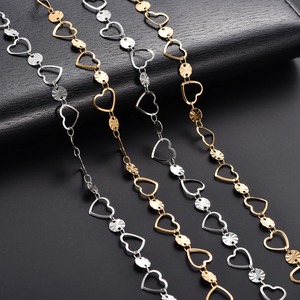 Collier ras du cou minimaliste en acier inoxydable doré avec pendentif cœur en relief pour femmes et hommes - Product Image 2