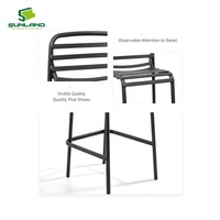 Tabouret de bar extérieur contemporain Sunland, résistant à l'eau, avec structure en aluminium, idéal pour les bistrots, cafés et hôtels.