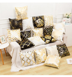 Fodera <span class=keywords><strong>per</strong></span> Cuscino Decorativo da Divano con Motivo Geometrico Quadrato Nero e Oro <span class=keywords><strong>per</strong></span> Arredo Casa e Camera da Letto - Product Image 4