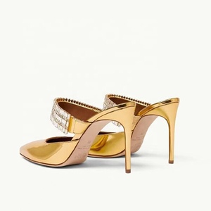 Sandalias de tacón alto tipo mule para mujer, con diamantes dorados brillantes, de charol, para verano, para exterior, con tacón de aguja, con logotipo personalizado, tipo pantuflas de vestir - Product Image 4