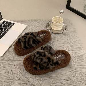 Nouvelles pantoufles en fourrure à semelle épaisse pour femmes, tendance automne-hiver, antidérapantes, imprimées léopard, en coton peluche. - Product Image 4