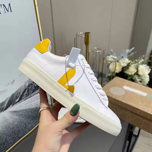 Zapatillas Blancas Casuales Planas de Marca de Diseñador para Hombre y Mujer Parejas en Cuero Cómodas para Caminar - Product Image 3