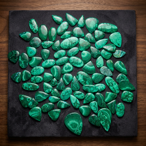 Pierres précieuses en malachite naturelle polie, taille ovale et taille poire, vertes, forme irrégulière, jeu de couleurs décoratif, plusieurs pièces - Product Image 1