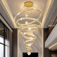 Duplex, salon en enceinte, lustre, cristal, luxe léger, maison auto-construite, escalier, grande villa, hall ouvert