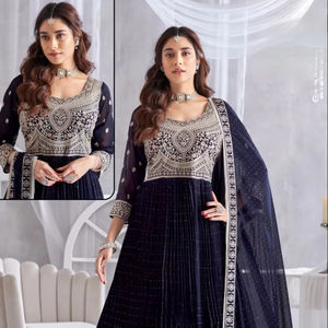 ชุดเดรส Anarkali สีน้ำเงินกรมท่าสำหรับผู้หญิง พร้อมงานปักอย่างดีที่คอเสื้อและผ้าคลุมไหล่ สำหรับงานแต่งงาน งานเฉลิมฉลอง และงานเลี้ยง - Product Image 1