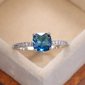 Anello quadrato blu royal da donna, design geometrico minimalista, accessorio da dito per uso quotidiano - Product Image 3