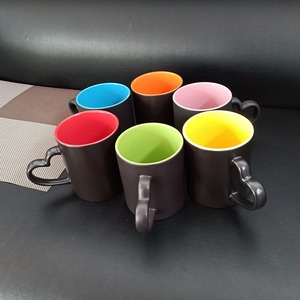 <span class=keywords><strong>Taza</strong></span> mágica <span class=keywords><strong>de</strong></span> cerámica <span class=keywords><strong>de</strong></span> 11oz al por mayor con mango en forma <span class=keywords><strong>de</strong></span> corazón interior colorido en blanco para impresión por transferencia <span class=keywords><strong>de</strong></span> calor <span class=keywords><strong>taza</strong></span> que cambia <span class=keywords><strong>de</strong></span> color - Product Image 3